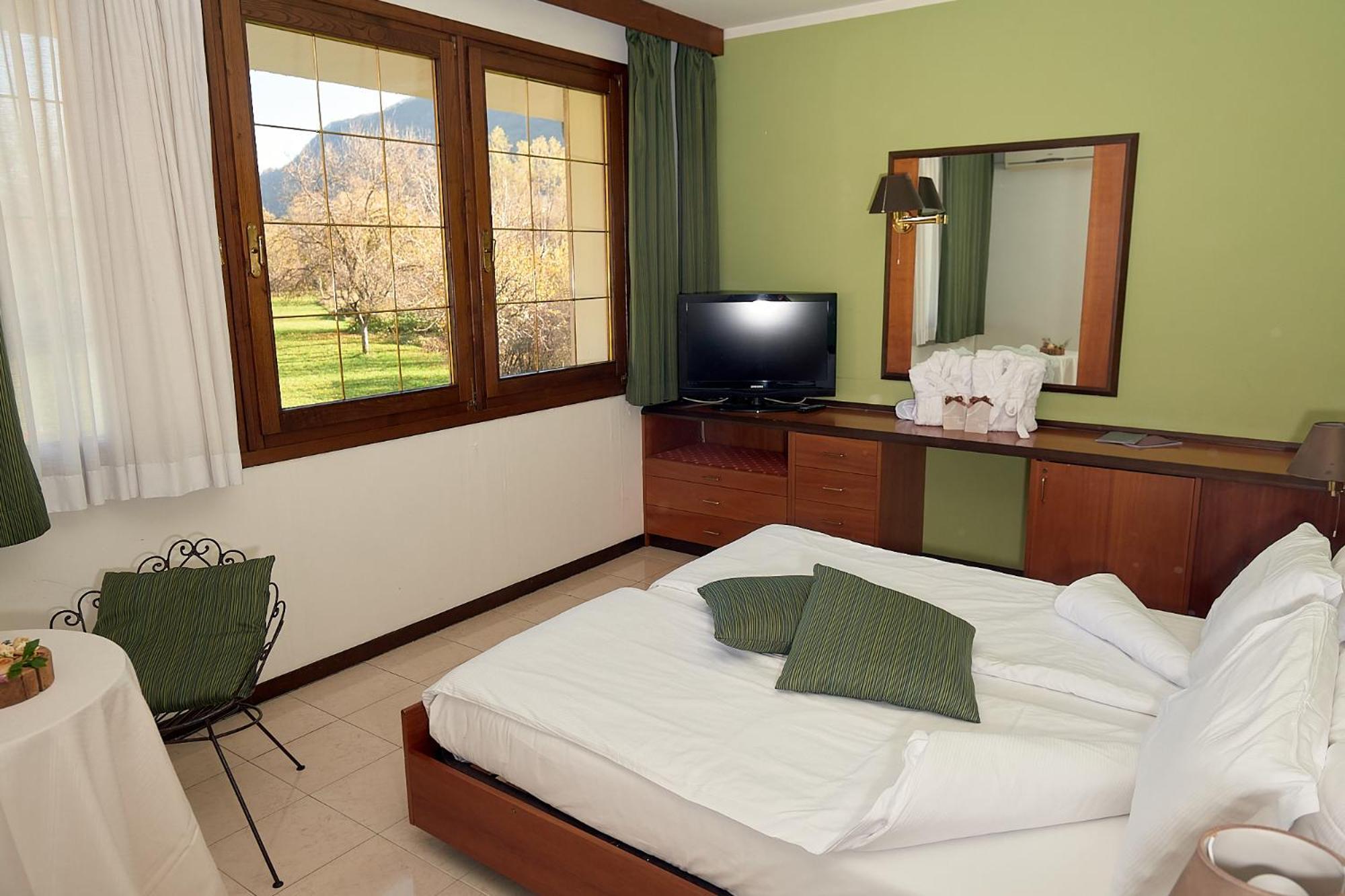 Ai Cadelach Hotel Giulia Revine Lago Buitenkant foto